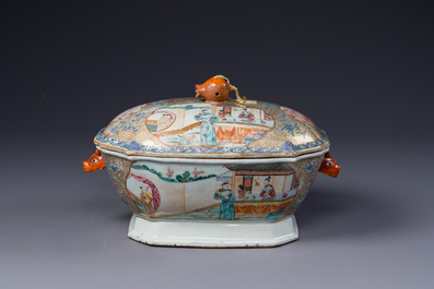 Soupi&egrave;re couverte sur son support en porcelaine de Chine famille rose de Canton &agrave; d&eacute;cor mandarin, Qianlong