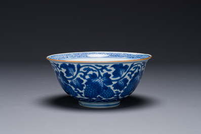 Bol en porcelaine de Chine en bleu et blanc &agrave; d&eacute;cor de raisins, marque de Jiajing, Shunzhi/Kangxi