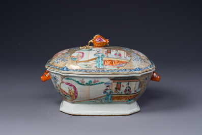 Soupi&egrave;re couverte sur son support en porcelaine de Chine famille rose de Canton &agrave; d&eacute;cor mandarin, Qianlong