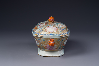 Soupi&egrave;re couverte sur son support en porcelaine de Chine famille rose de Canton &agrave; d&eacute;cor mandarin, Qianlong