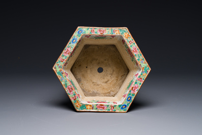 Belle jardini&egrave;re de forme hexagonale en porcelaine de Chine famille rose de Canton, 19&egrave;me