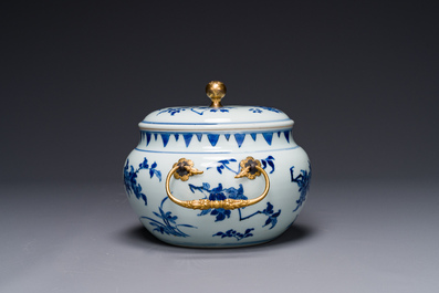 Een Chinese blauw-witte dekselkom met floraal decor en vergulde bronzen monturen, Transitie periode