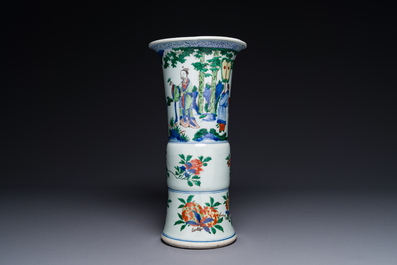 Vase de forme 'gu' en porcelaine de Chine wucai &agrave; d&eacute;cor figuratif, &eacute;poque Transition