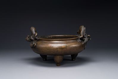 A large Chinese bronze tripod censer with 'chilong' handles, Qing Qian Gong 清乾宮 mark, 18th C.