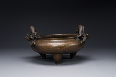 Een groot Chinese bronzen wierookvat op drie poten met 'chilong' handgrepen, Qing Qian Gong 清乾宮 merk, 18e eeuw