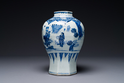 Een Chinese blauw-witte octagonale 'Jia Guan Jin Jue 加官晉爵' vaas, Transitie periode