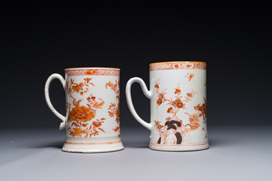 Twee Chinese vergulde ijzerrood gedecoreerde kroezen, Yongzheng/Qianlong
