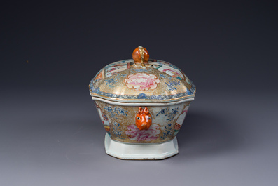 Soupi&egrave;re couverte sur son support en porcelaine de Chine famille rose de Canton &agrave; d&eacute;cor mandarin, Qianlong