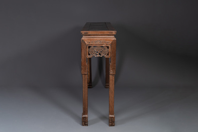 Grande console de type 'tiaoan' en bois de jichimu sculpt&eacute; &agrave; d&eacute;cor de lingzhi et chilong, Chine, 19/20&egrave;me