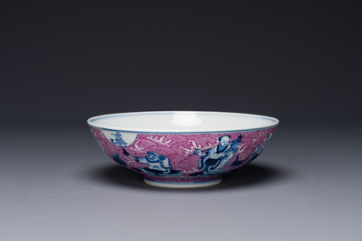 Bol en porcelaine de Chine en bleu, blanc et &eacute;maux rose &agrave; d&eacute;cor de huit immortels, marque et &eacute;poque de Guangxu