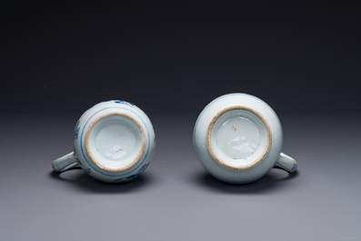 Deux verseuses couvertes en porcelaine de Chine en bleu et blanc &agrave; d&eacute;cor floral, Yongzheng/Qianlong