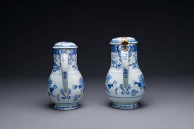 Deux verseuses couvertes en porcelaine de Chine en bleu et blanc &agrave; d&eacute;cor floral, Yongzheng/Qianlong