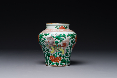 Petit pot en porcelaine de Chine wucai &agrave; d&eacute;cor de lions bouddhistes et rinceaux de pivoine, p&eacute;riode Transition