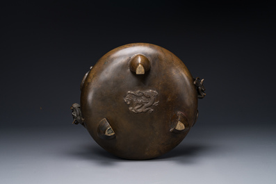 Een groot Chinese bronzen wierookvat op drie poten met 'chilong' handgrepen, Qing Qian Gong 清乾宮 merk, 18e eeuw