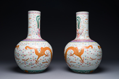 Paire de vases de forme bouteille en porcelaine de Chine famille rose &agrave; d&eacute;cor de dragons, Tongzhi/Guangxu