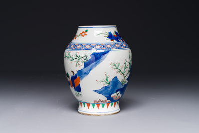 Vase en porcelaine de Chine wucai &agrave; d&eacute;cor figuratif et calligraphie, p&eacute;riode Transition