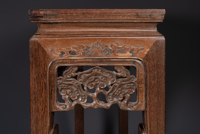 Grande console de type 'tiaoan' en bois de jichimu sculpt&eacute; &agrave; d&eacute;cor de lingzhi et chilong, Chine, 19/20&egrave;me