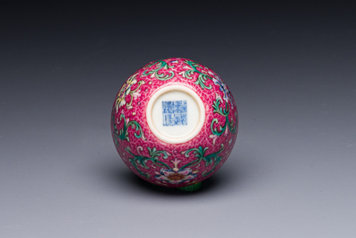 A fine Chinese pink-sgraffito-ground famille rose cup with floral design, Qianlong mark, 19th C.