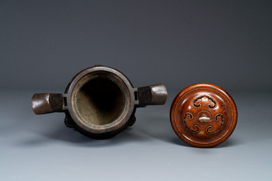 Important br&ucirc;le-parfum tripod en bronze &agrave; d&eacute;cor de taotie au couvercle en bois, Chine, Ming