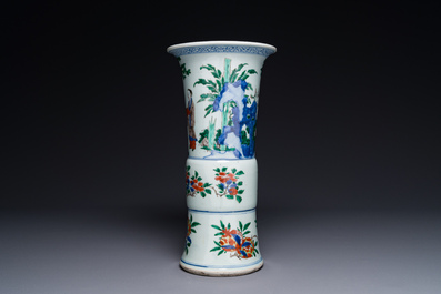 Vase de forme 'gu' en porcelaine de Chine wucai &agrave; d&eacute;cor figuratif, &eacute;poque Transition