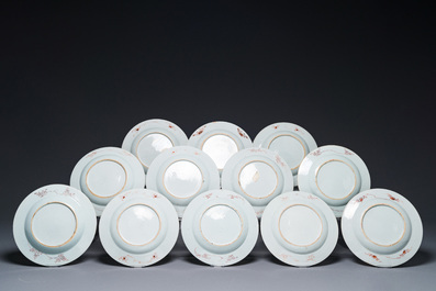 Douze assiettes en porcelaine de Chine famille rose &agrave; d&eacute;cor de paysage, Qianlong
