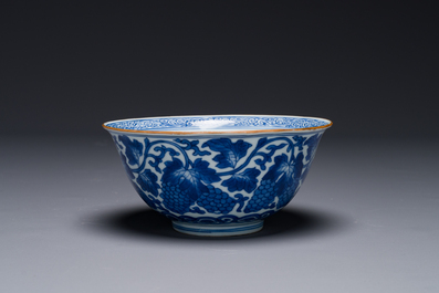 Bol en porcelaine de Chine en bleu et blanc &agrave; d&eacute;cor de raisins, marque de Jiajing, Shunzhi/Kangxi