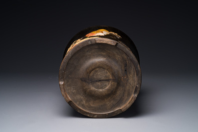 Een grote Chinese met edelstenen ingelegde zitan houten penselenpot, 17/18e eeuw