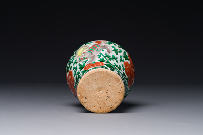 Petit pot en porcelaine de Chine wucai &agrave; d&eacute;cor de lions bouddhistes et rinceaux de pivoine, p&eacute;riode Transition