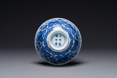 Een Chinese blauw-witte kom met druiven, Jiajing merk, Shunzhi/Kangxi