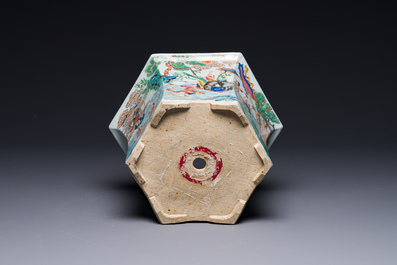 Belle jardini&egrave;re de forme hexagonale en porcelaine de Chine famille rose de Canton, 19&egrave;me