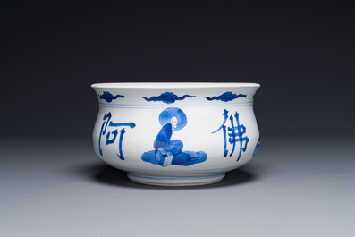 Grand br&ucirc;le-parfum en porcelaine de Chine en bleu et blanc &agrave; d&eacute;cor bouddhiste, Kangxi