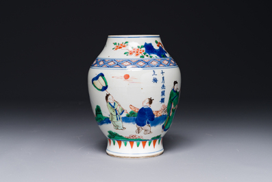 Vase en porcelaine de Chine wucai &agrave; d&eacute;cor figuratif et calligraphie, p&eacute;riode Transition