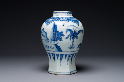 Een Chinese blauw-witte octagonale 'Jia Guan Jin Jue 加官晉爵' vaas, Transitie periode