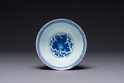 Bol en porcelaine de Chine en bleu et blanc &agrave; d&eacute;cor de raisins, marque de Jiajing, Shunzhi/Kangxi