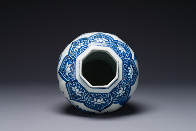 Vase de forme octogonale en porcelaine de Chine en bleu et blanc &agrave; d&eacute;cor 'Jia Guan Jin Jue 加官晉爵', &eacute;poque Transition