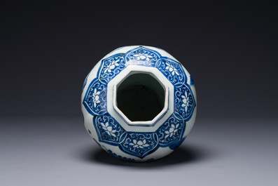 Een Chinese blauw-witte octagonale 'Jia Guan Jin Jue 加官晉爵' vaas, Transitie periode