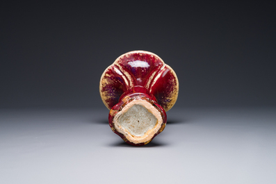 Vase de forme 'zun' en porcelaine de Chine &agrave; &eacute;mail flamb&eacute; au socle en bois, marque et &eacute;poque de Qianlong