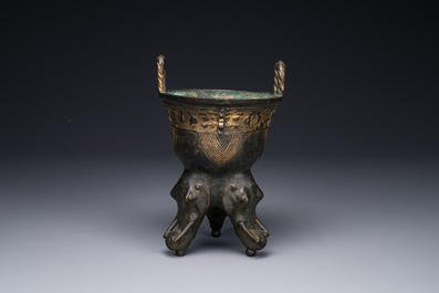 Een Chinees archa&iuml;stisch bronzen ritueel voedselvat in westerse Zhou-stijl, 'yan', Ming