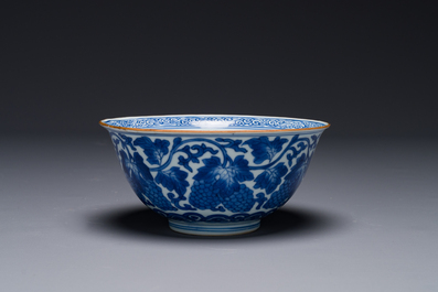 Bol en porcelaine de Chine en bleu et blanc &agrave; d&eacute;cor de raisins, marque de Jiajing, Shunzhi/Kangxi