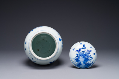 Een Chinese blauw-witte dekselpot met vogels tussen bloesemtakken, Transitie periode