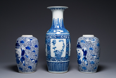 Une paire de pots et un vase en porcelaine de Chine en bleu et blanc, marque de Kangxi, 19&egrave;me