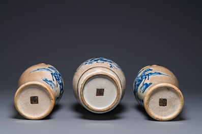 Trois vases en porcelaine de Chine en bleu et blanc dit 'de Nankin' &agrave; &eacute;mail craquel&eacute;, marque de Chenghua, 19&egrave;me