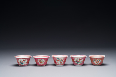 Cinq tasses et soucoupes en porcelaine de Chine famille rose &agrave; d&eacute;cor figuratif, Yongzheng