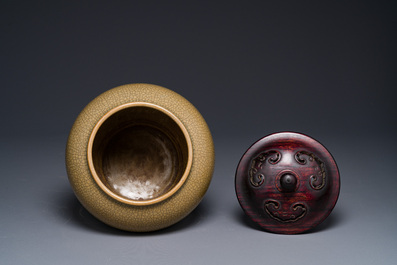 Een Chinese ge-type pot met houten deksel en sokkel, 19e eeuw