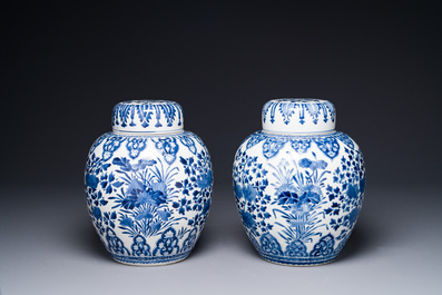 A pair of Chinese blue and white ginger jars and covers with floral design, Kangxi