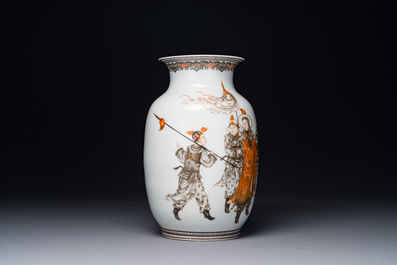 A fine Chinese iron-red, grisaille and gilt lantern-shaped 'mulan 木蘭' vase, signed Zhou Xiangpu 周湘浦, 20th C.