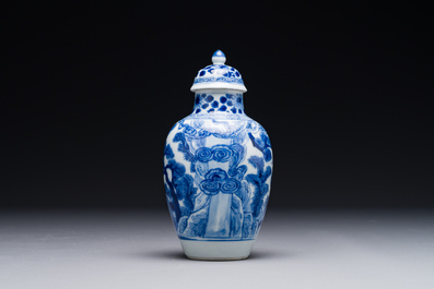 Vase couvert en porcelaine de Chine bleu et blanc &agrave; d&eacute;cor de p&ecirc;cheurs dans un paysage fluvial, marque de jade, Kangxi