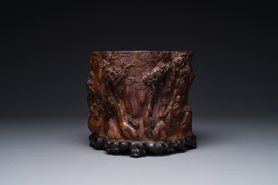 Grand pot &agrave; pinceaux en bois huanghuali sculpt&eacute; &agrave; d&eacute;cor tao&iuml;ste, Chine, 17/18&egrave;me