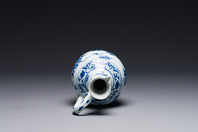 Verseuse en porcelaine de Chine en bleu et blanc &agrave; d&eacute;cor floral, &eacute;poque Transition