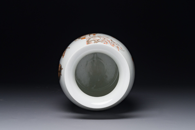 A fine Chinese iron-red, grisaille and gilt lantern-shaped 'mulan 木蘭' vase, signed Zhou Xiangpu 周湘浦, 20th C.